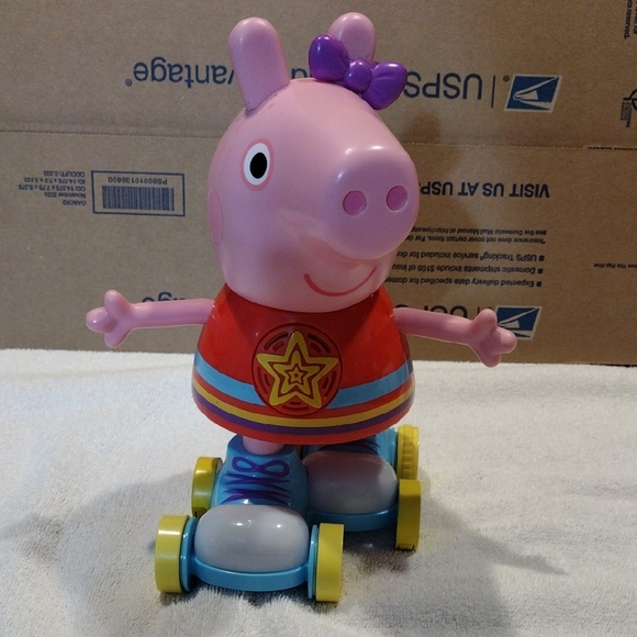 Hasbro Charming Adorable Disco Peppa Pig Talking And roller Skating Doll - Picture 1 of 3